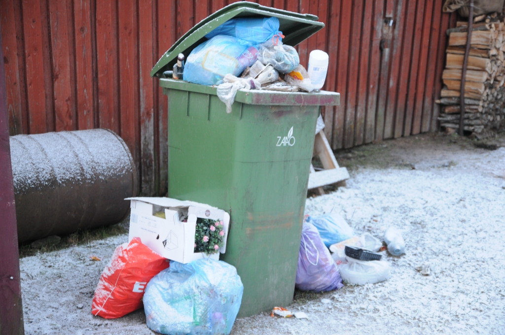 Ar vienu roku dod, ar otru – ņem
