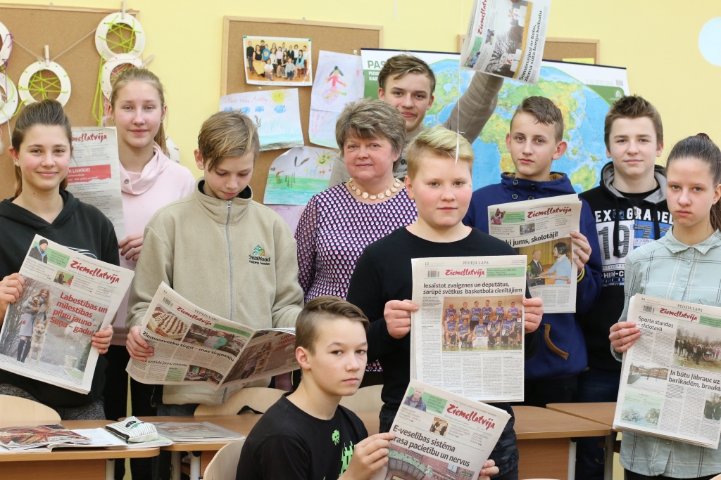 Skolēni priecājas par audzinātājas laimestu