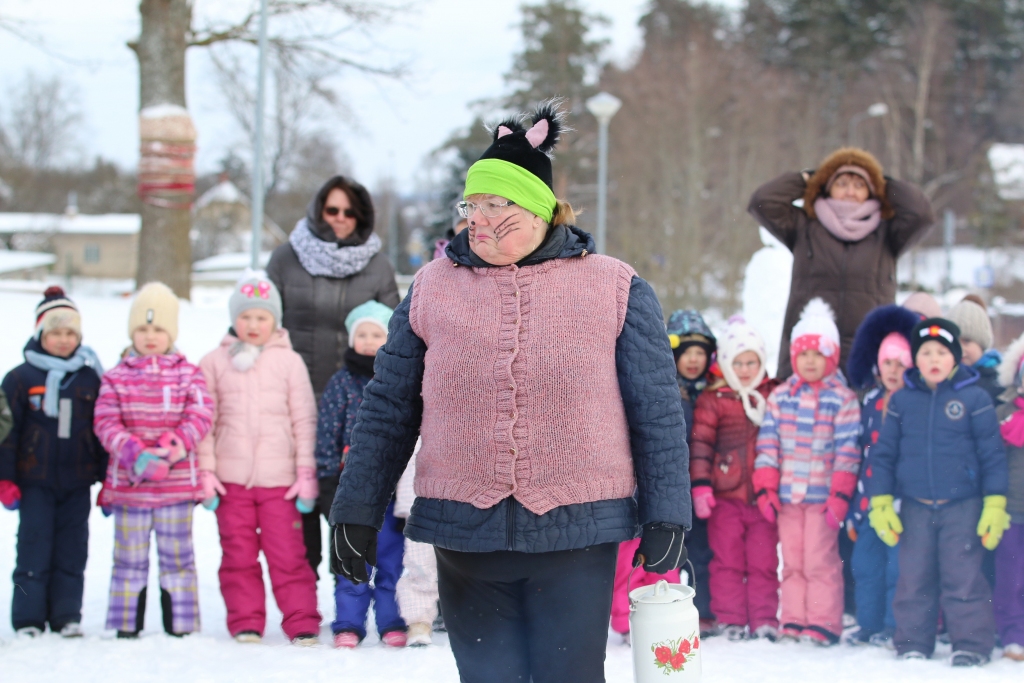 Meteņus svin ar jautrām izdarībām