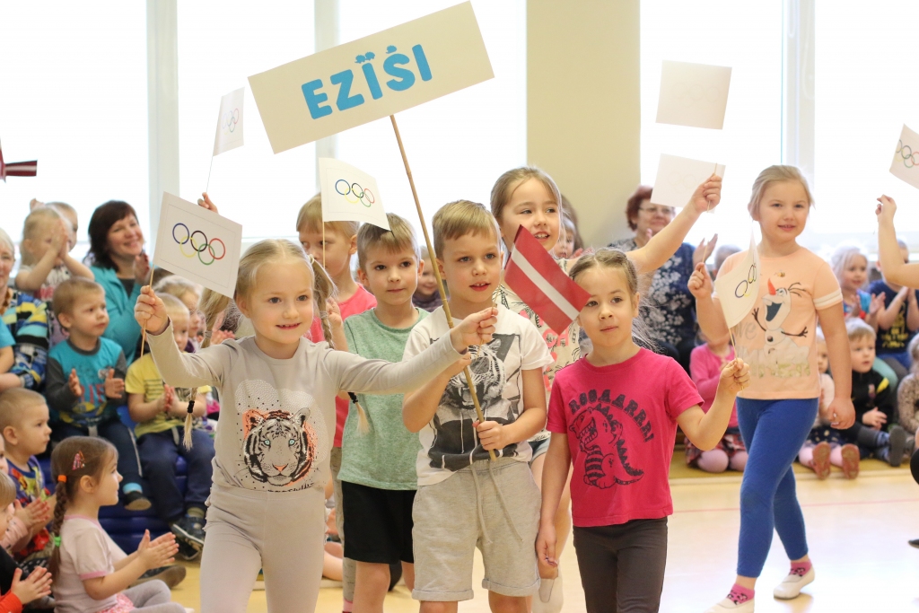 Tur īkšķus par latviešiem Phjončhanā