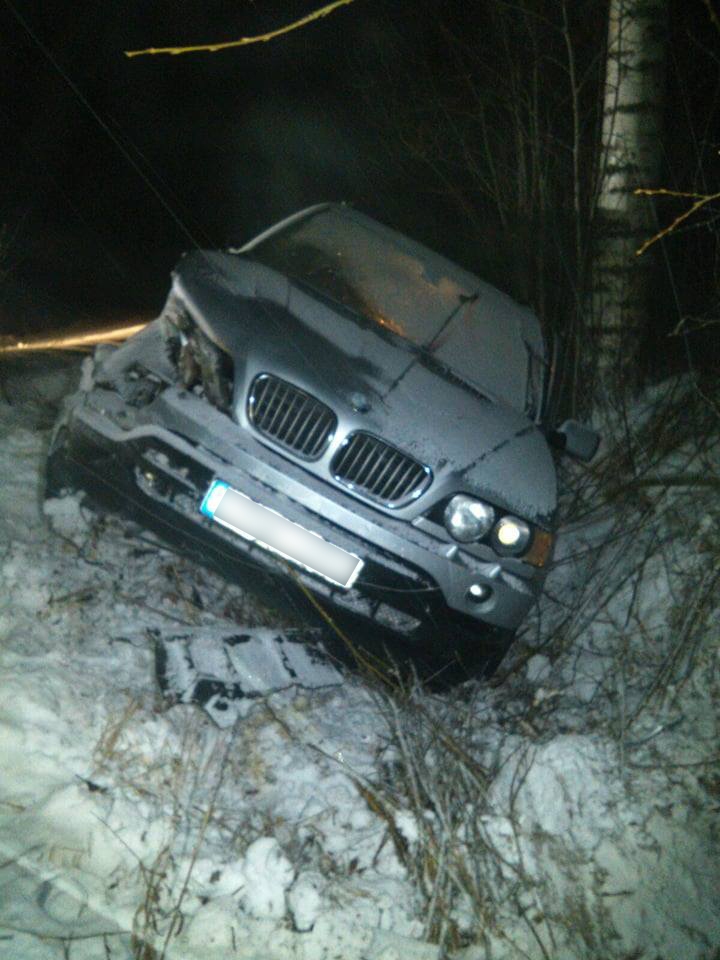 Bēgot no policijas vīrietis apmaldās mežā