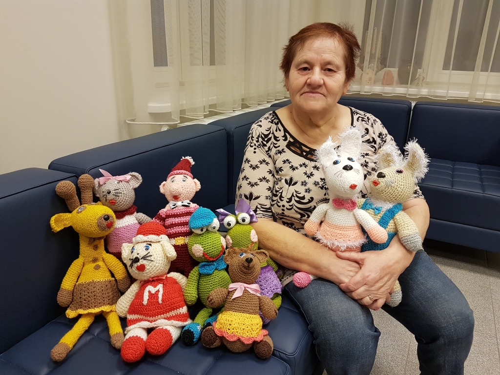Iepriecina ar pašas rokām darinātām rotaļlietām