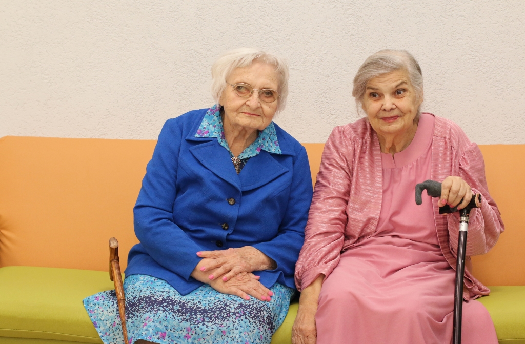 Pansionātā dāmas svētkos lutina ar skaistuma procedūram