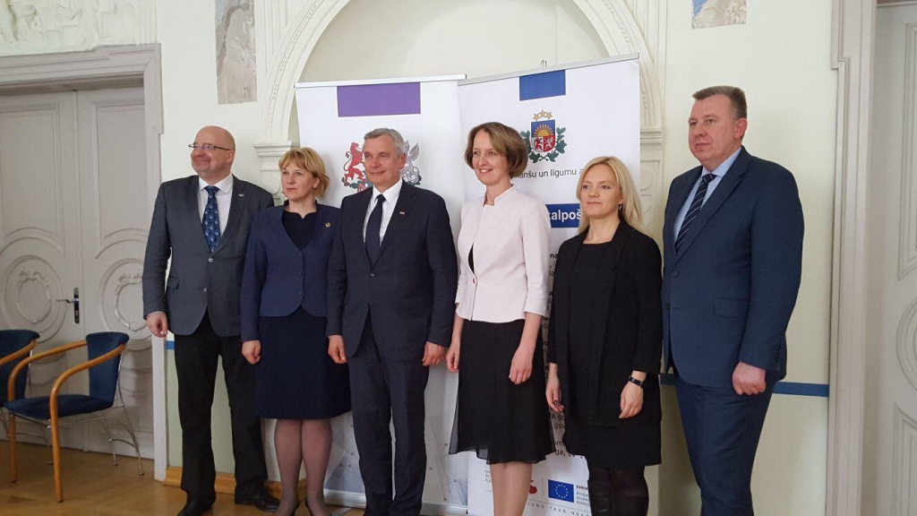 Paraksta nozīmīgu vienošanos par izglītības iestāžu mācību vides uzlabošanu