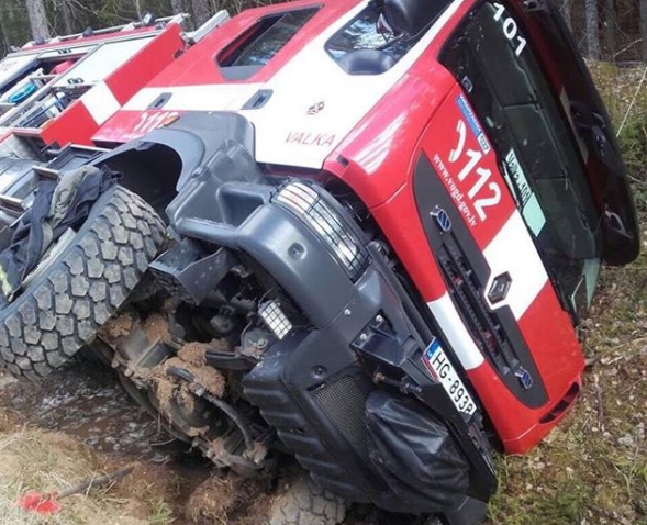 Valkā ugunsdzēsēju auto, dodoties uz izsaukumu, iebraucis grāvī