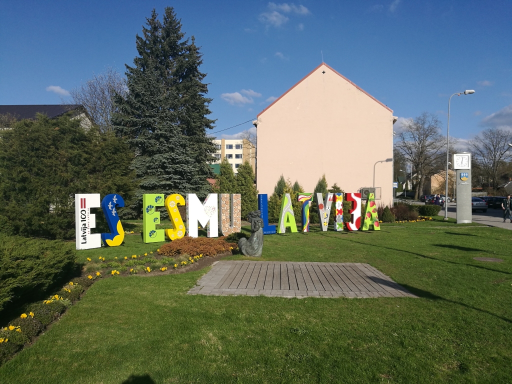 Atzīmējot Latvijas simtgadi, Smiltenes novadā radīti ceļojošie lielformāta burti