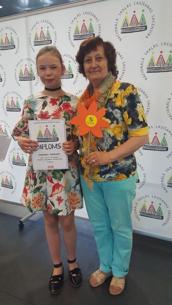 Smiltenes vidusskolas skolniece starp skaļās lasīšanas sacensības nacionālā fināla laureātiem