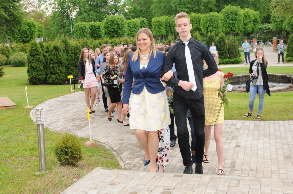 Šodien Valkas Jāņa Cimzes ģimnāzijas 9. un 12. klasēm noskanēja pēdējais zvans