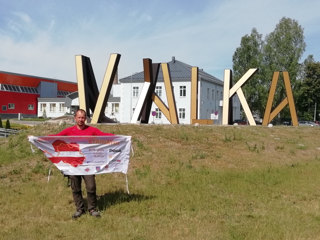 Apstaigājot Latviju, iegriežas Valkā