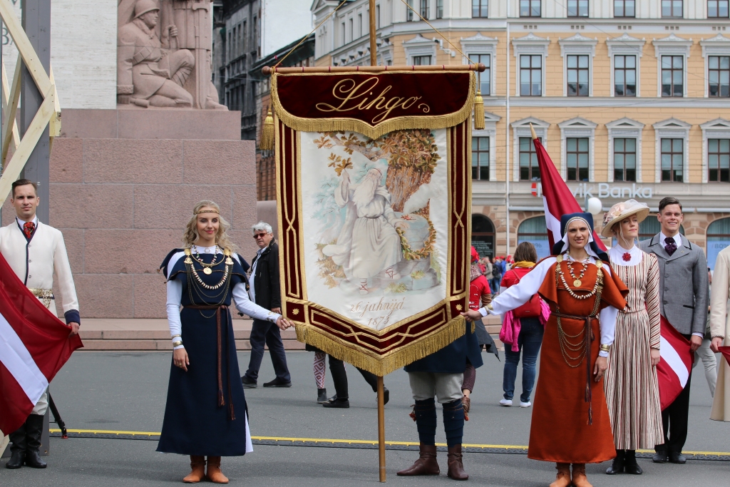 FOTO: Rīgā aizvadīts Latvijas simtgades Dziesmu un deju svētku dalībnieku gājiens