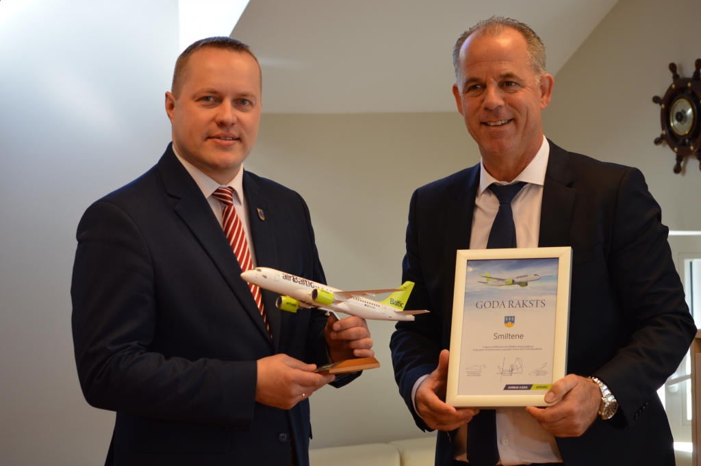 “airBaltic” apsveic Smilteni