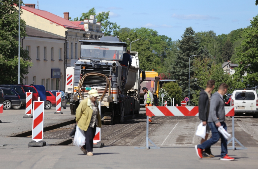 Smiltenes centrā sākušies pārbūves darbi