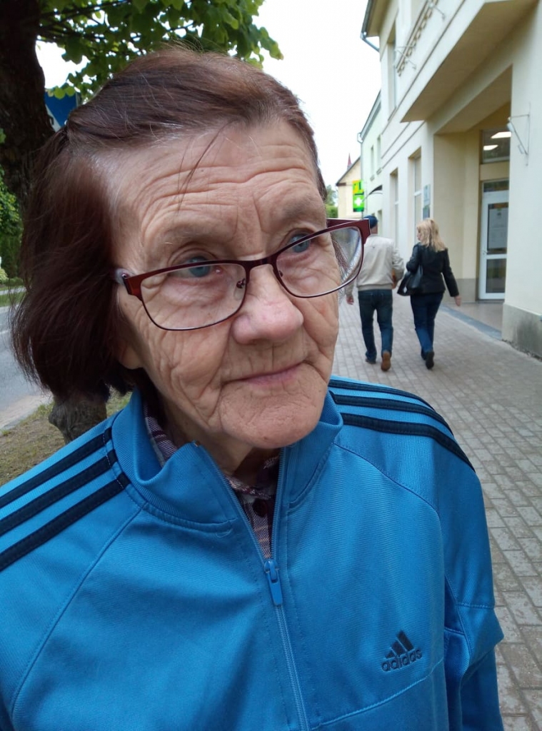 AVĪZE JAUTĀ Vai pašvaldībai būtu jārūpējas par puķēm podiņos, kuras pie pieminekļiem nolikuši iedzīvotāji?