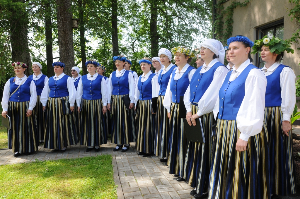 Valkā un Valgā novij krāšņu latviešu un igauņu dziesmu kroni