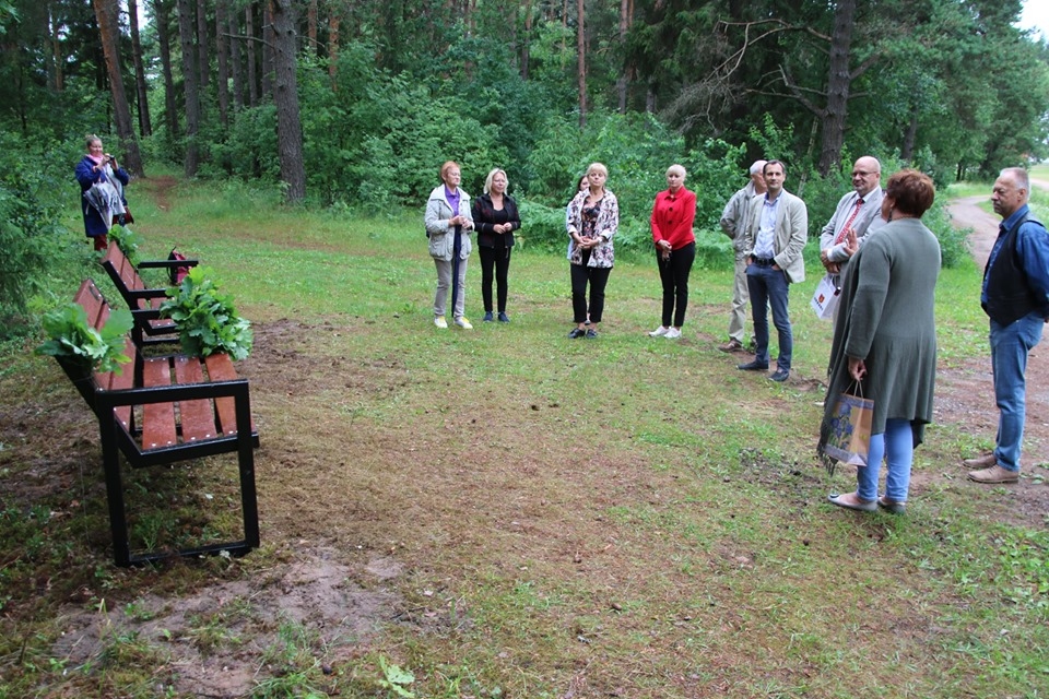 Diskusijas izraisa Valkas jauno soliņu novietojums