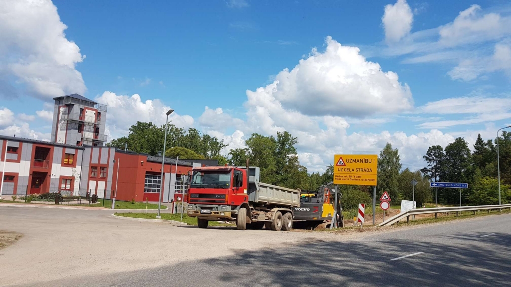 Valkas ielas posmā uzsākti pārbūves darbi