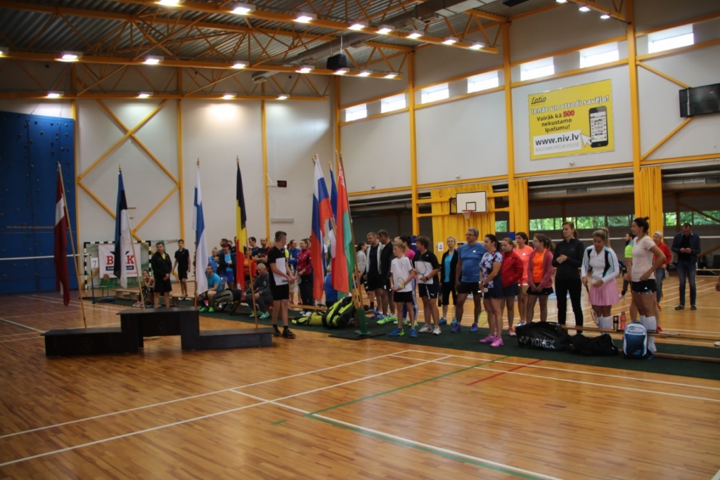 Badmintonisti sacenšas pāru spēlēs