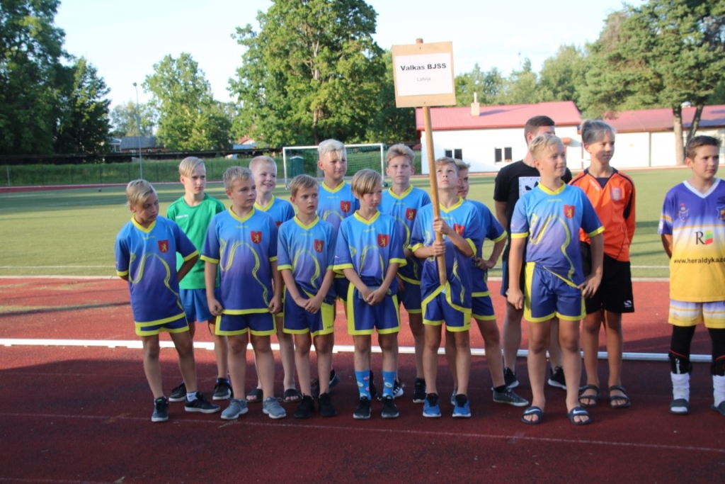 Aizvadīti futbola svētki Valkā