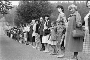 Smiltenē atceras Baltijas ceļu ar fotogrāfiju izstādi “Brīvības ceļš. Baltijas ceļam 30”