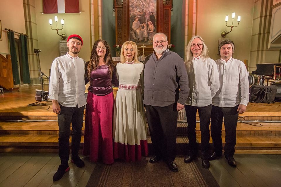 Īpašu koncertu Smiltenē sniegs Armands Birkens, Lorija Vuda un Ieva Akuratere