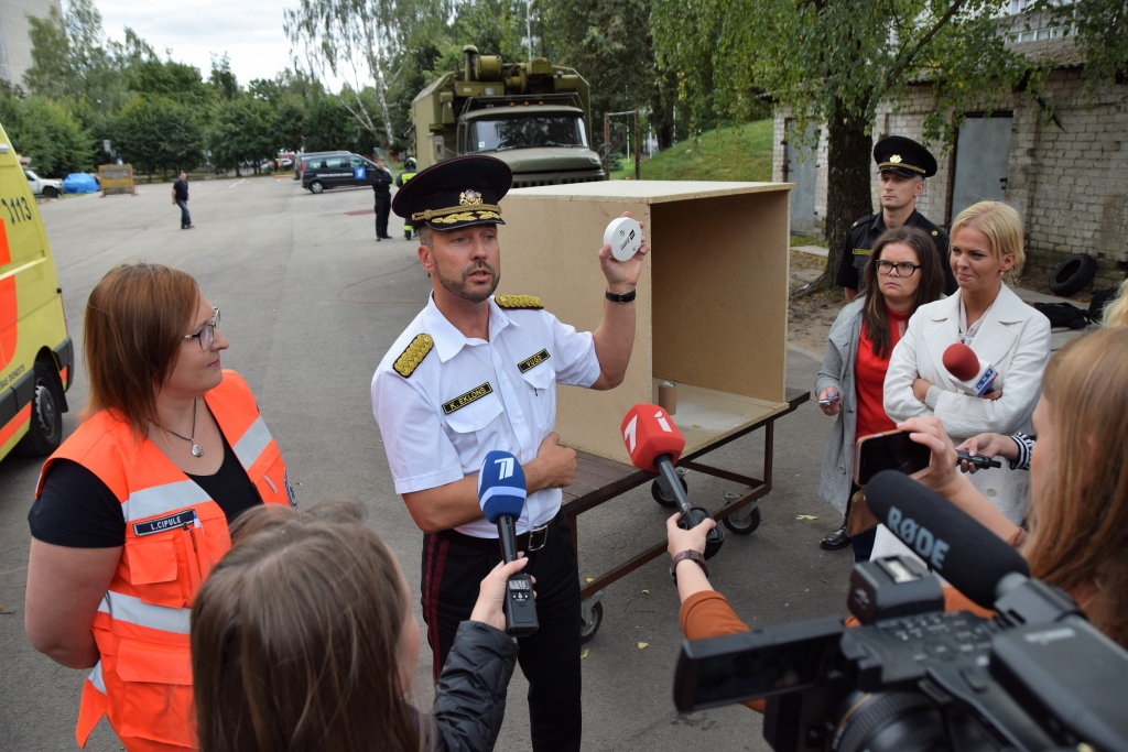 VUGD un NMPD: dūmu detektora esamība mājokļos novērstu daudzas nelaimes!