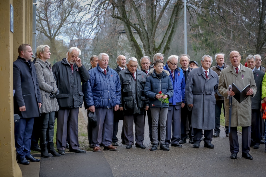 Atklāj piemiņas plāksni direktoram Elmāram Blīgznam