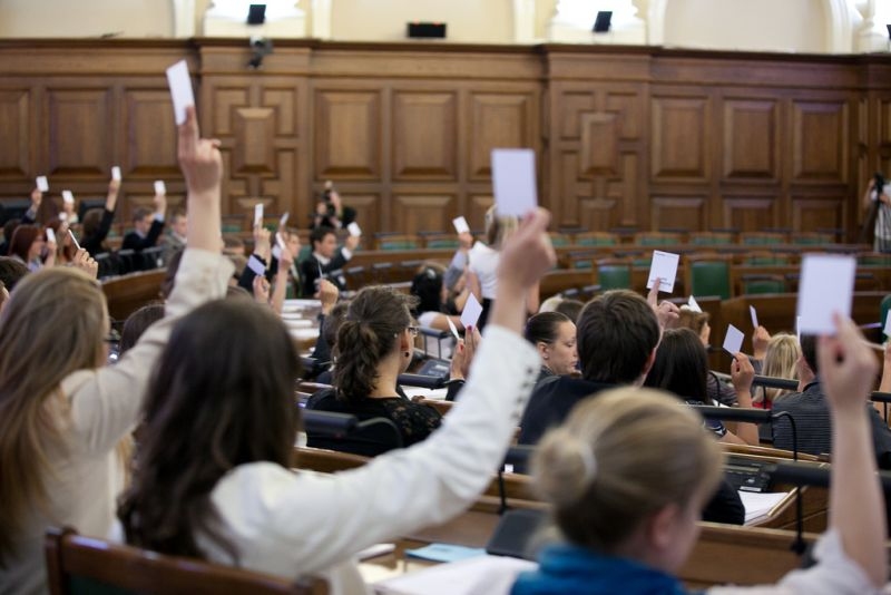 Pēc ilgstošām debatēm Saeima konceptuāli atbalsta piedāvāto teritoriālo reformu