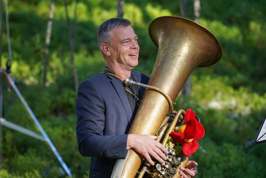 Centīsies atklāt neparasto un mistisko sēņu pasauli. Valkas pagastā filmē Dabas koncertzāles muzikālo priekšnesumu