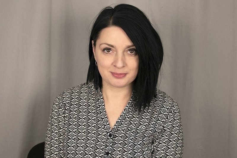 “Norakstīt” pandēmiju tērzētavas romānā. Dzejniece, tulkotāja un atdzejotāja Zane Brūvere-Kvēpa