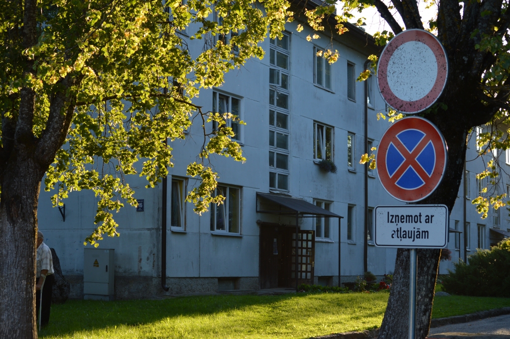 Gadiem ilga strīdus ābolam – mājas iebrauktuvei – meklē kompromisa risinājumu