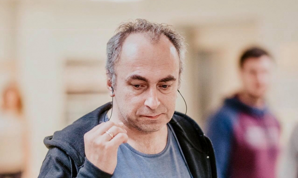 Ieraugot Andri, cilvēki smaida un pamāj sveicienus