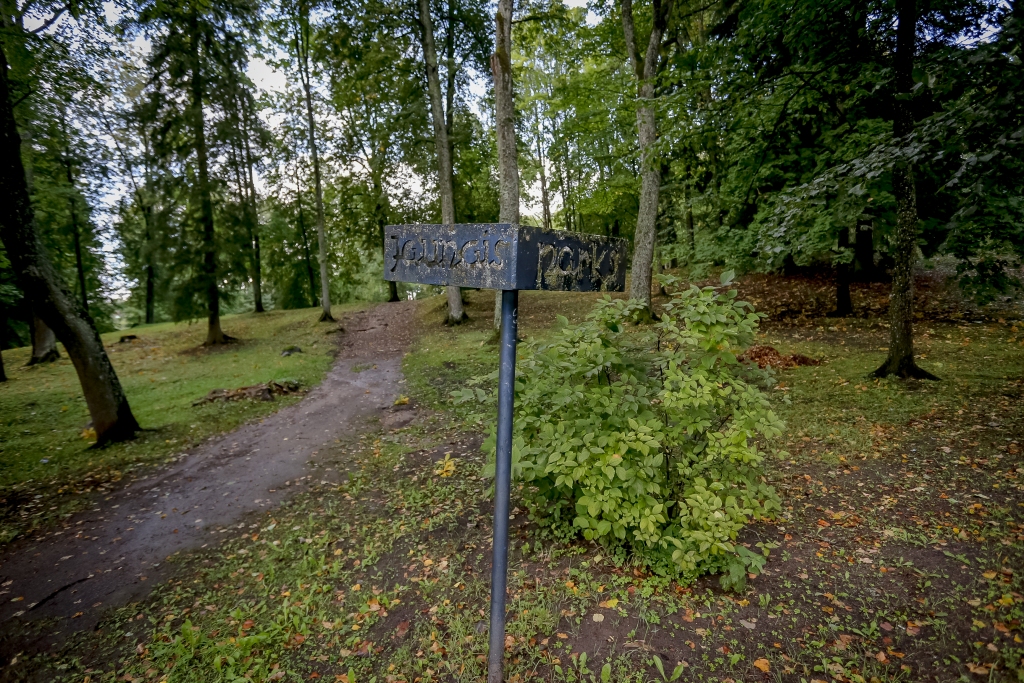 Nekārtību parkos saista ar skolu jaunatni