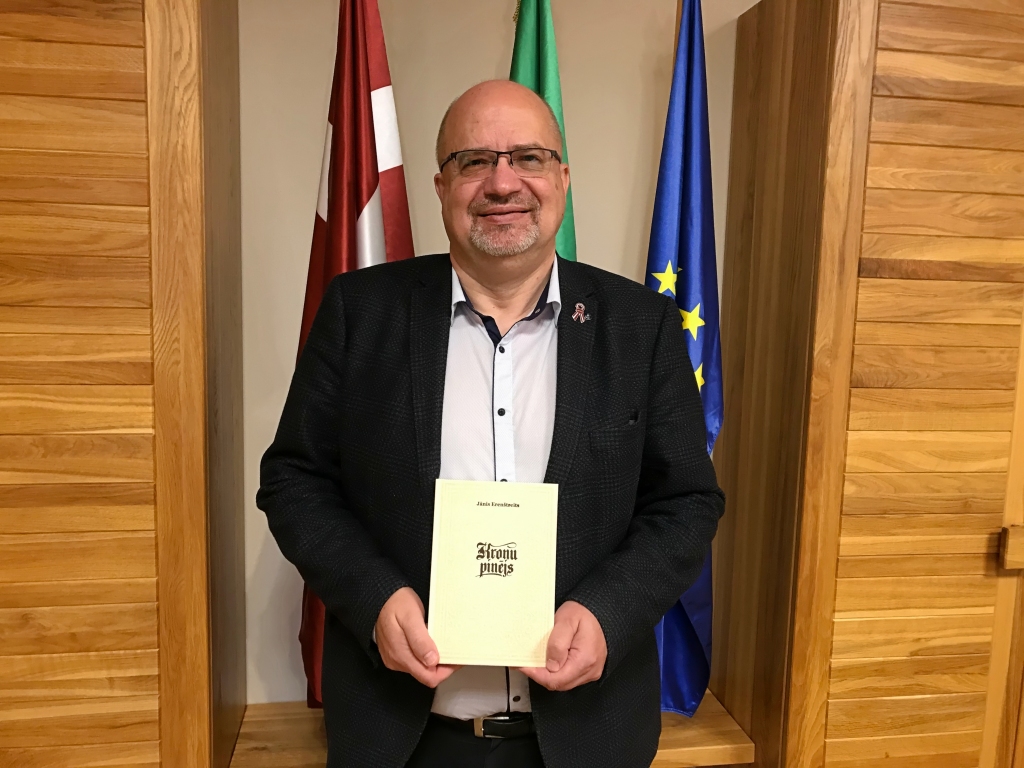 Ar Valkas novada domes atbalstu iznācis Jāņa Erenštreita grāmatas “Kroņu pinējs” papildinātais laidiens