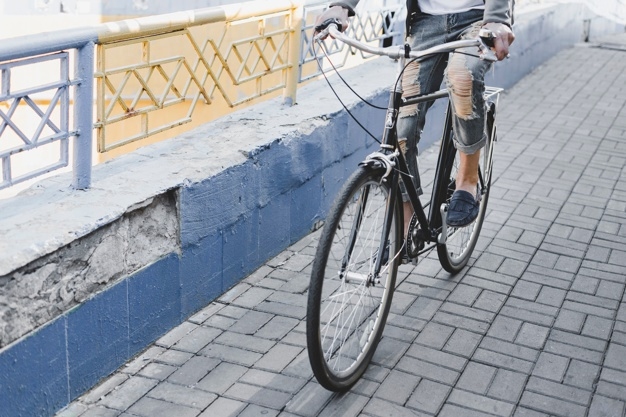 Gājēj, uzmanies! Brauc velosipēdists!