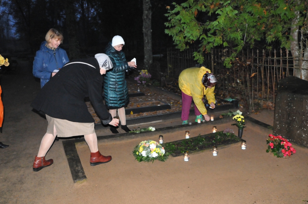 Dzejnieces atdusas vietā gulst rudens ziedi un iedegas atmiņu uguntiņas