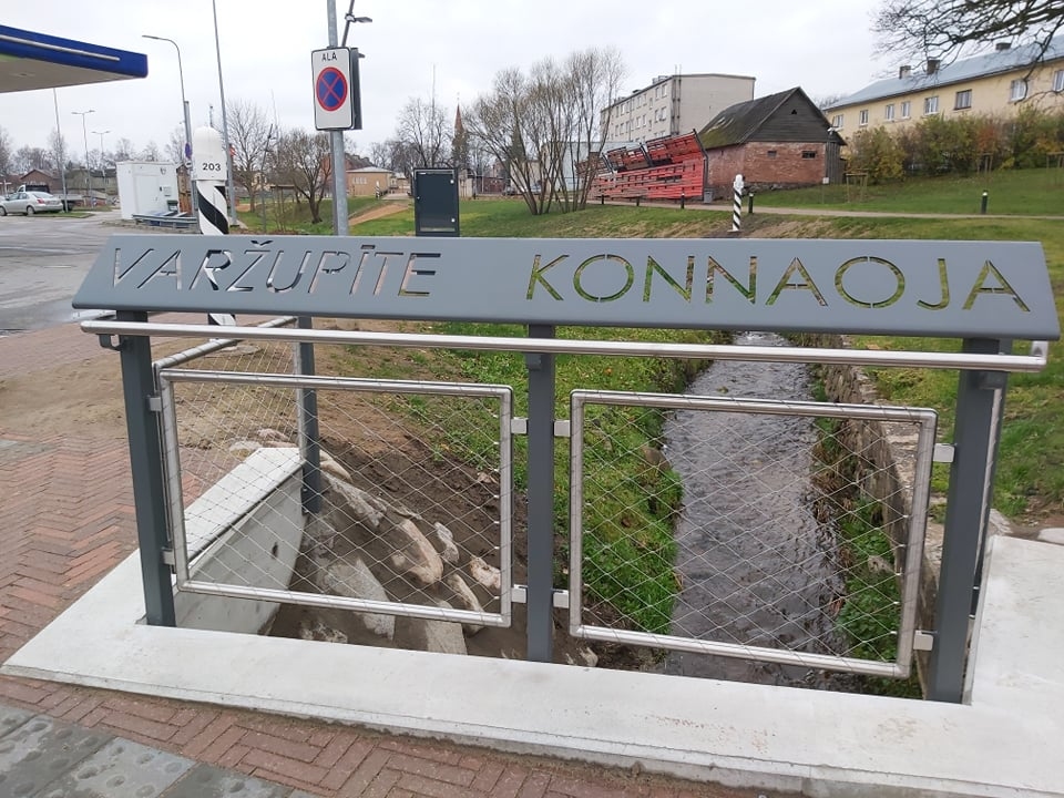 Iedzīvotāji kritizē jaunā centra celiņus un sēdēšanai neērtos zemos soliņus