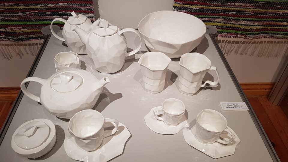 Māsas un brālis satiekas kopīgā keramikas un porcelāna darbu izstādē