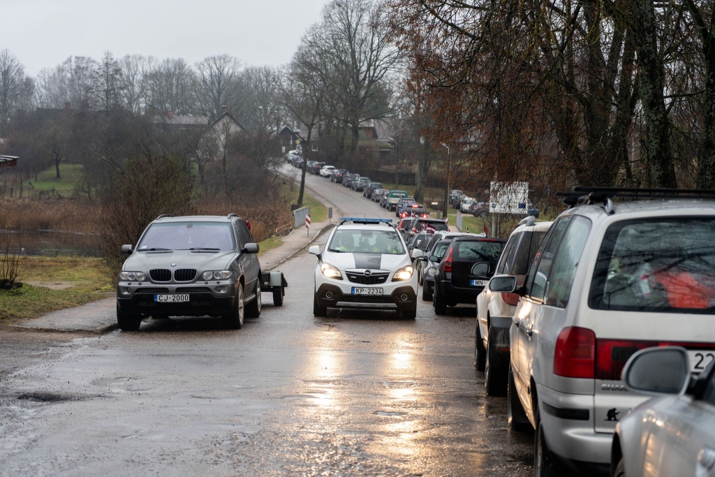 Pretēji aizliegumam Valkā notiek protesta akcija