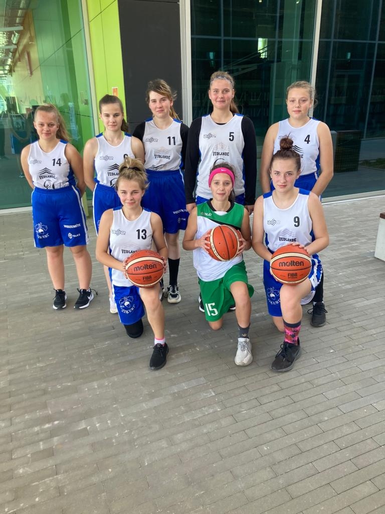 Basketbolistes iesāk cerīgi