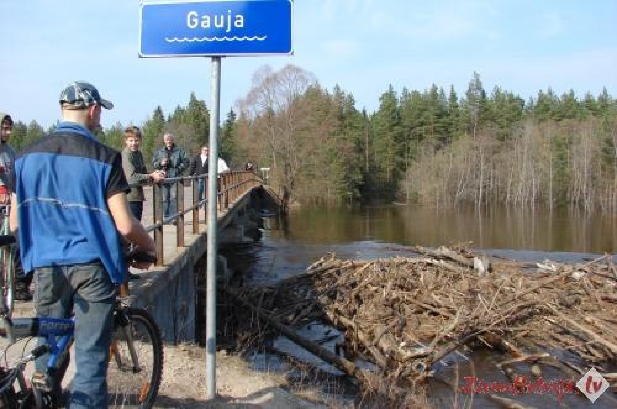 Plūdi Strenčos: Koku sanesumus motorlaiva atrod uz saliņas
