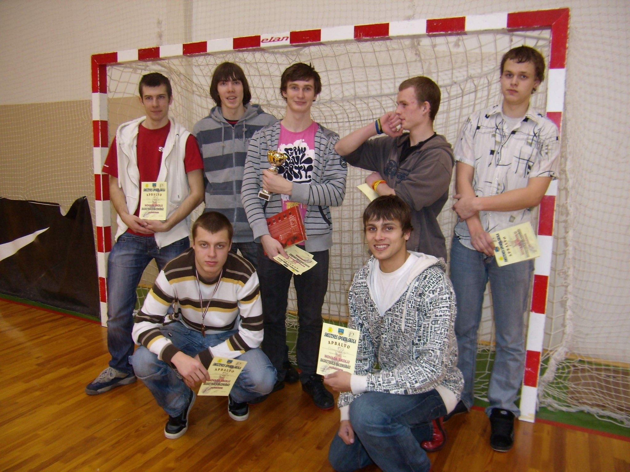 Smiltenes novada jaunieši sacenšas basketbolā