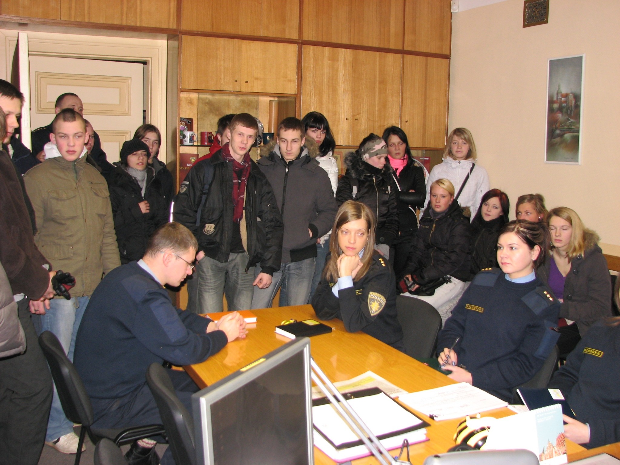 Policijas iecirknī gandrīz katrs policijas darbinieks metīs „ēnu”