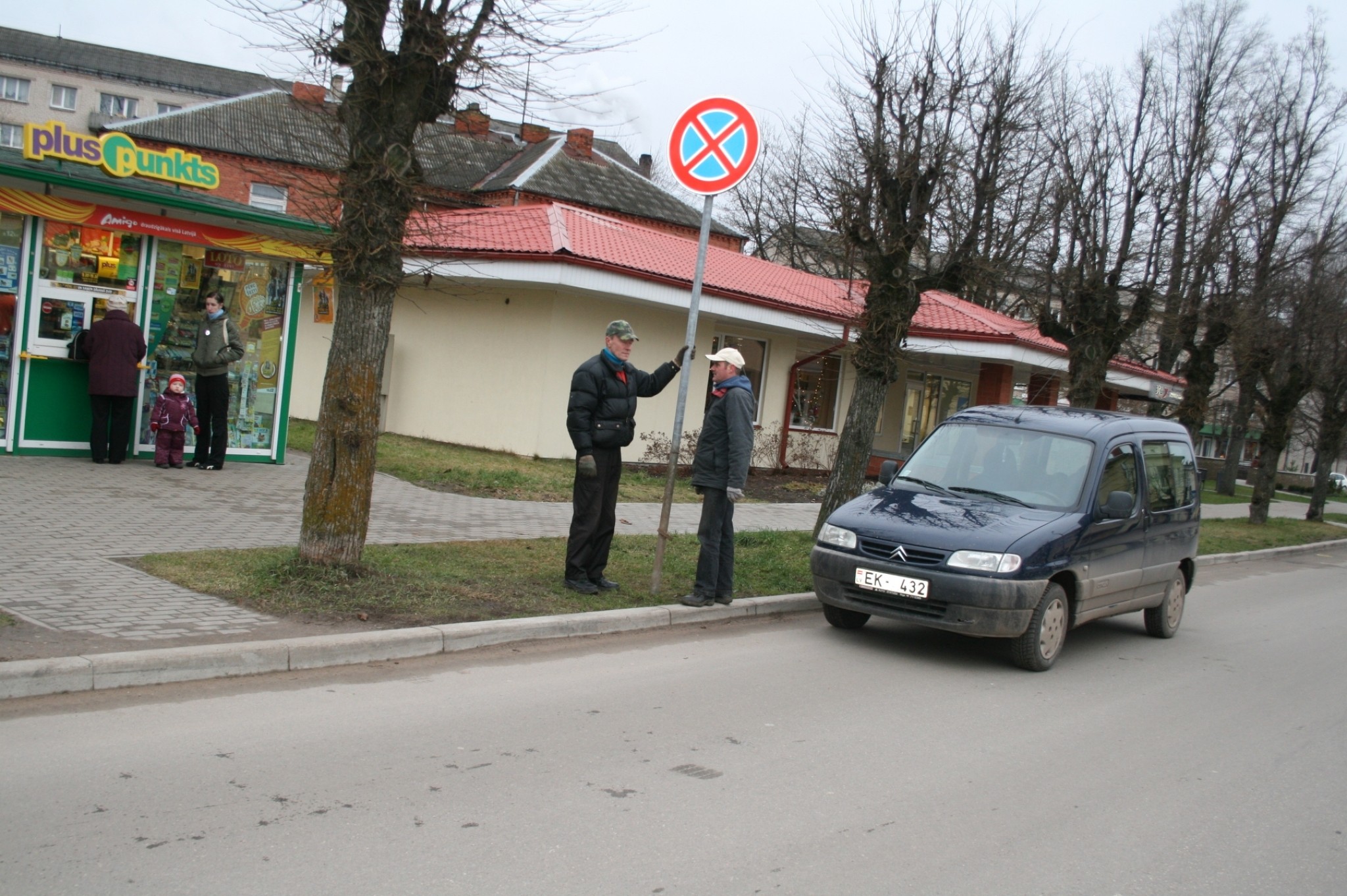 Tautas balss/8778:Vairākums iedzīvotāju atbalsta aizliegumu stāvēt Rīgas ielā