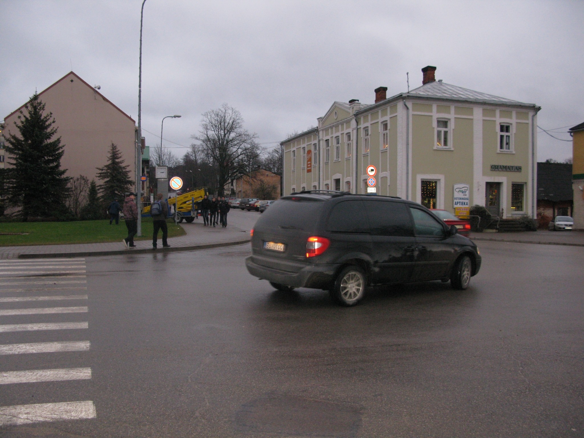 Smiltenes centrā  “golfiņš” sadursmē apgāž ātrās palīdzības mikroautobusu (papildināts ar avarējušās automašīnas attēlu)