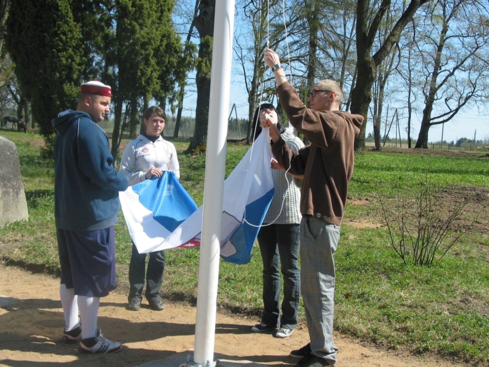 Sacensības Lugažu muižā beidzas ar pagasta viru