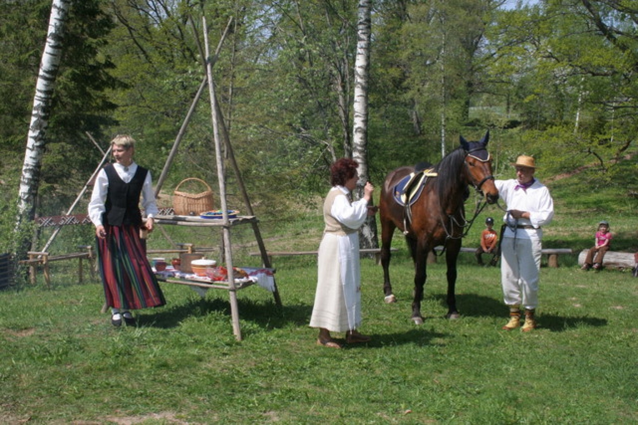 Latviski svētki ģimenei Talsu rajona Jāņkalnu folkloras takā