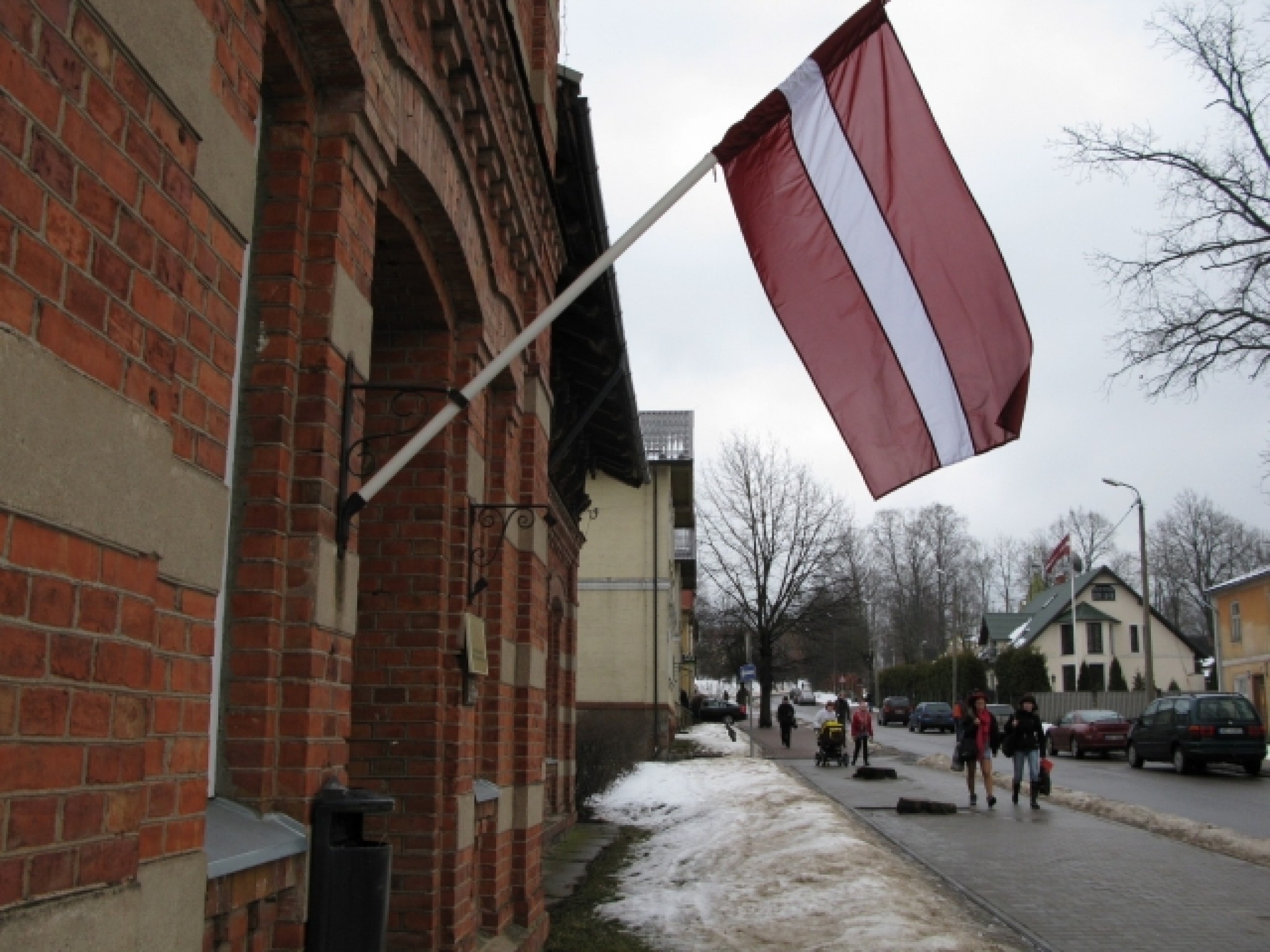 Nedēļas laikā divas reizes nozog Latvijas valsts karogu pie Smiltenes domes ēkas