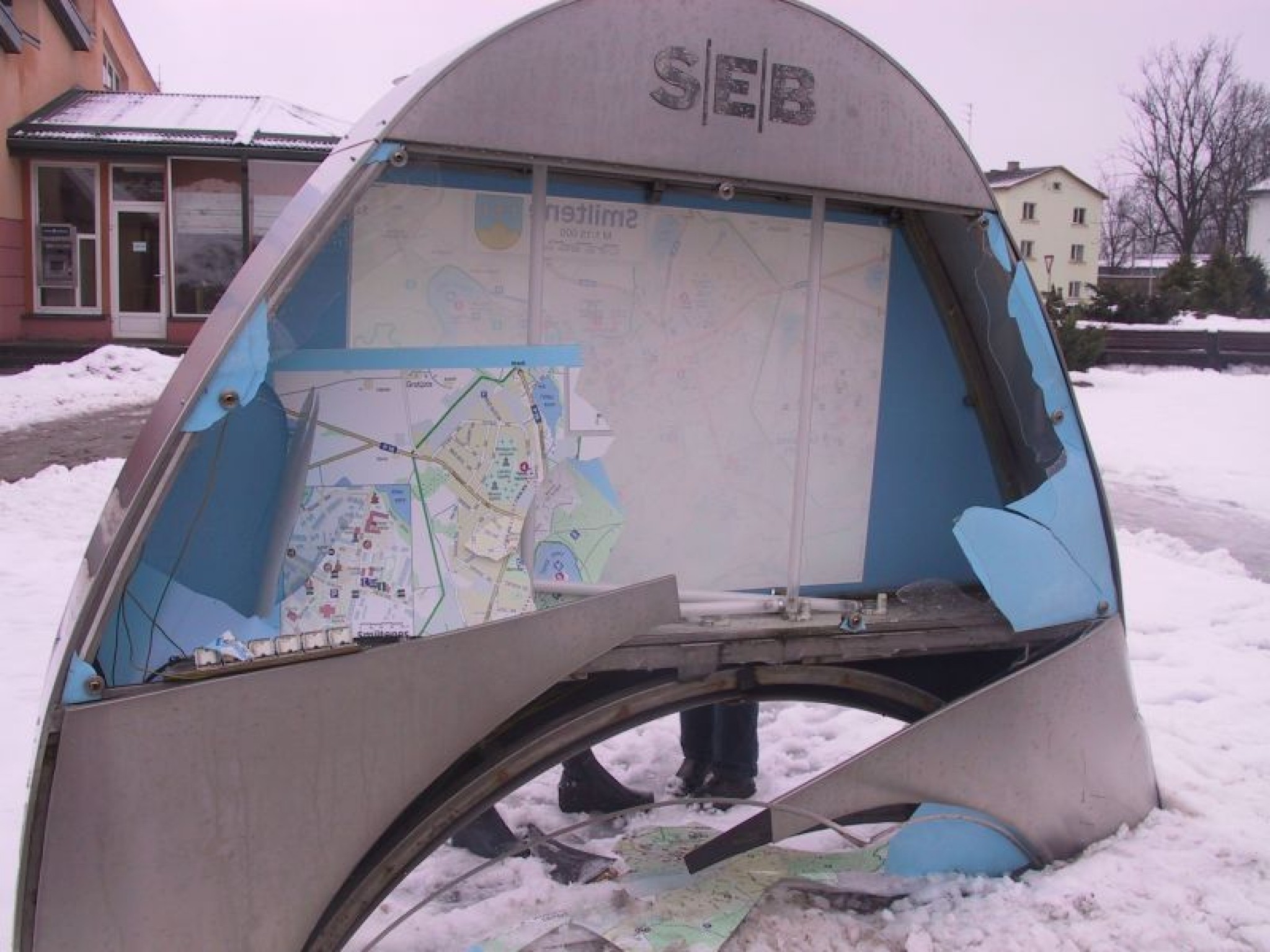 Pēc automašīnu sadursmes Smiltenes centrā sabojāts stends ar pilsētas karti