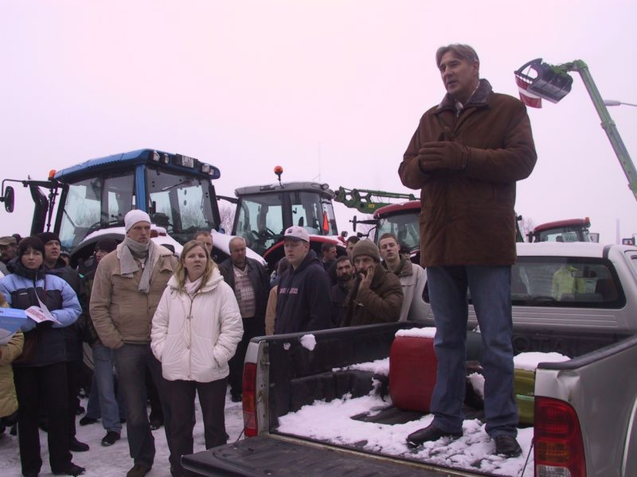 Vairāk nekā 200 zemnieku ar lauksaimniecības tehniku dodas protesta akcijas braucienā