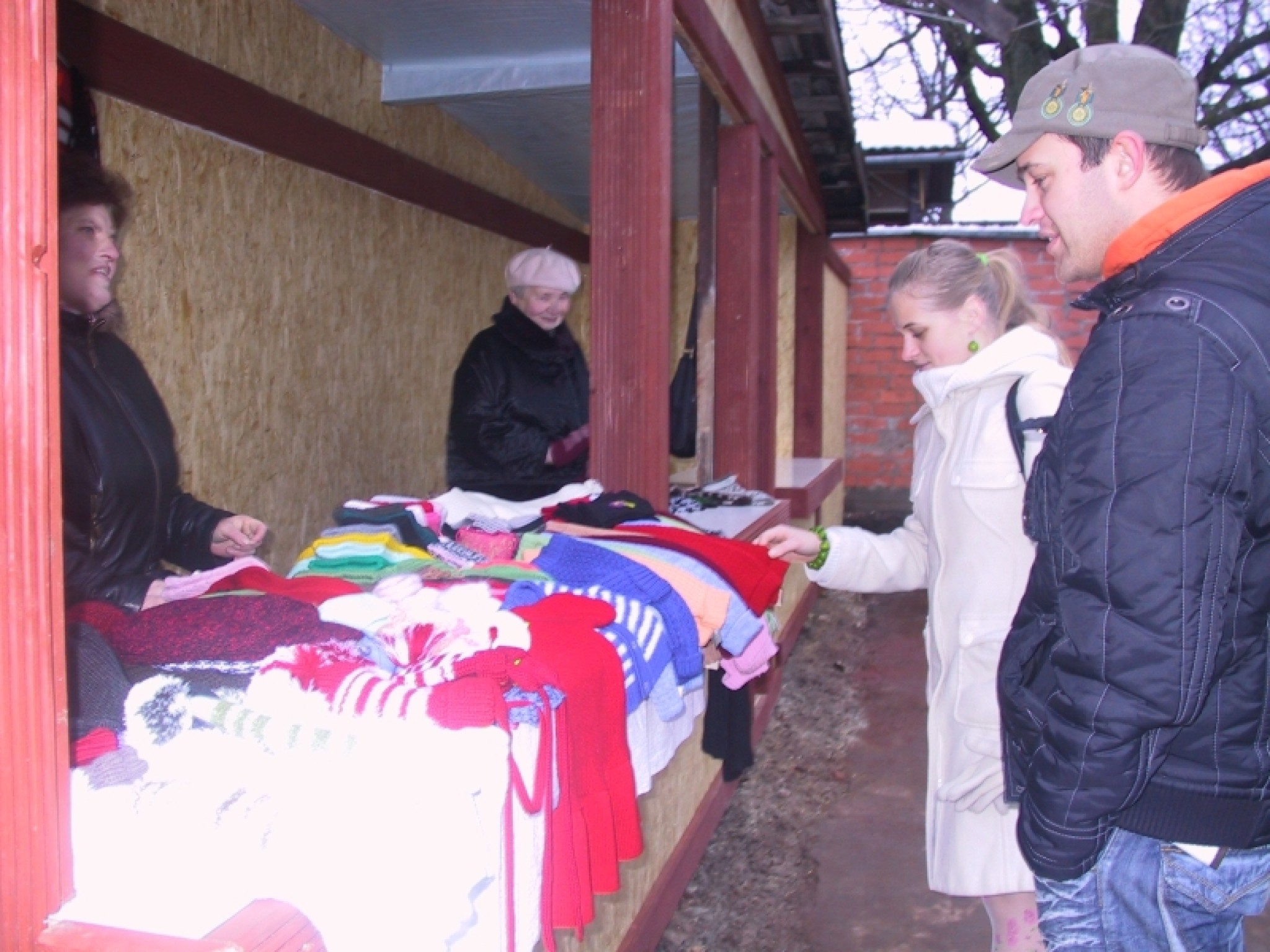 Pircēji cer, ka Ziemassvētku gadatirgus Smiltenes centrā kļūs plašāks